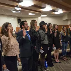 Alumnos de Derecho tomando protesta para para pertenecer a Phi Delta Phi