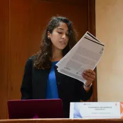 Mujer leyendo un documento.