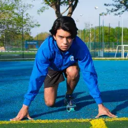 Joven preparandose para correr