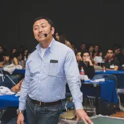 Hombre con microfono de diadema sonriendo