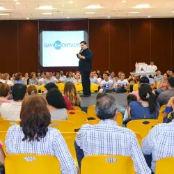 David Montalvo impartiendo su charla a todo el público del CEDE