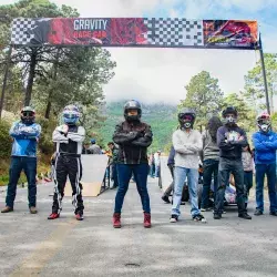 Grupo de alumnos posando con cascos puestos