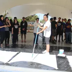 Alumnos participaron pintando el mural 