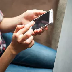 mujer con un celular en la mano