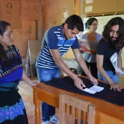 Artesanas de Chiapas con estudiantes