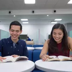 Amigos leyendo libros