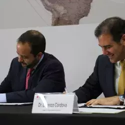 Lorenzo Córdova firmando el convenio con el TEC