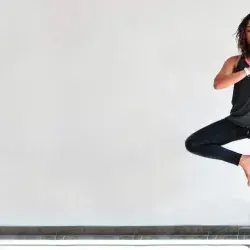 Mujer practicando yoga