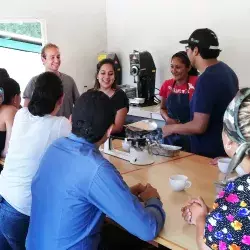 Alumnos en catación de Café