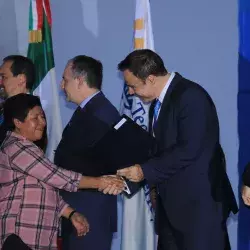 Bertha Cesario recibiendo su reconocimiento