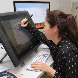 Alumna realizando ilustraciones