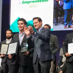 Gana Premio Nacional del Emprendedor por enseñar tecnología a niños