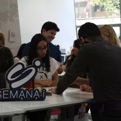 Alumnos del Tec de Monterrey trabajan en crear pictogramas.