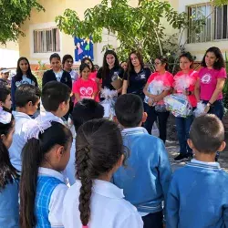 Entrega de útiles en escuela de Celaya, Gto