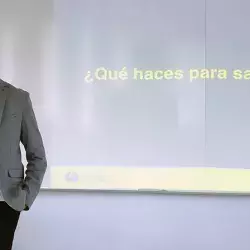 Profesor del campus Querétaro en clase con sus alumnos