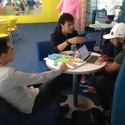 Alumnos diseñando 