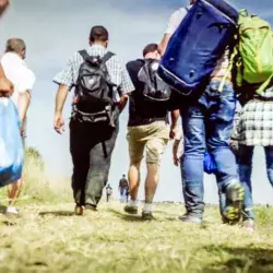 personas migrantes caminando 