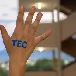 Tecnológico de Monterrey en la mano de un alumno
