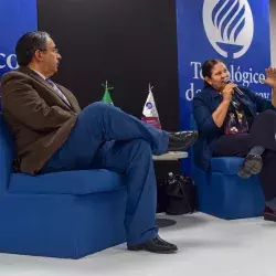 Doctora Ana Meraz y Licenciado Oscar Fidel Gonzales presentando el libro