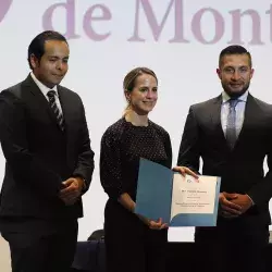Dra. Pamela Romero recibiendo su reconocimiento de participación