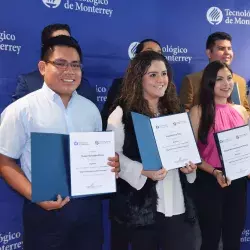 Alumnos con su diploma 