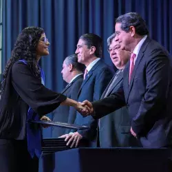 Ana Luisa recibiendo su título profesional
