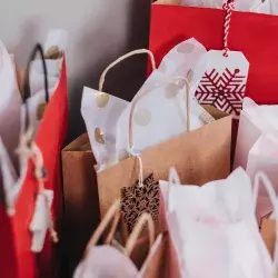 Bolsas de regalo navideñas.