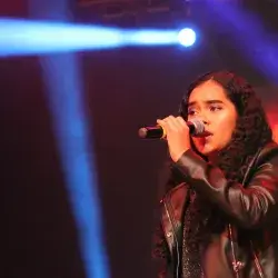 Alumna cantando