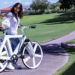 Egresado del Tec de Monterrey creó bicicleta con papel reciclado