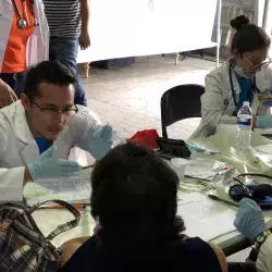 estudiantes en brigada médica