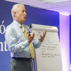 Enrique Coppel Luken respondiendo preguntas