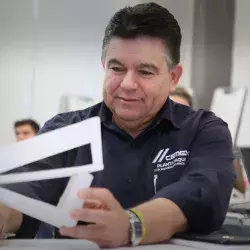 Alumnos del Tec y CEMEX proveen bancas para niños en espacios públicos
