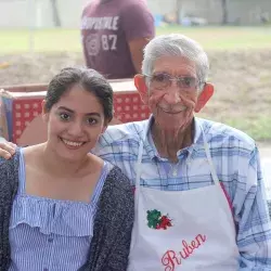 Alumna con el profesor Rubén Núñez de Cáceres.