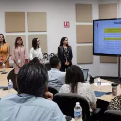 alumnos presentando ante directivos sus hallazgos