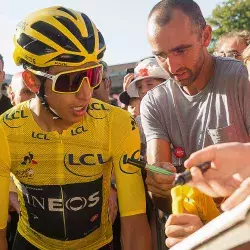 mexicano-ayuda-a-egan-bernal-en-tour-de-francia