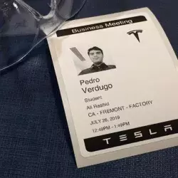 Gafete de Pedro Verdugo durante su visita a Tesla