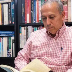 Profesor Felipe Balderas leyendo su libro