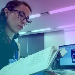 Ana Rebeca estudiando 