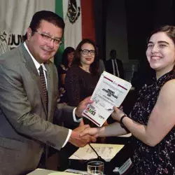 Katia recibiendo el premio. 