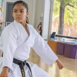 Alumnas con un iPad y un libro