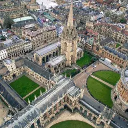 Vista principal de la universidad de Oxford, Inglaterra.