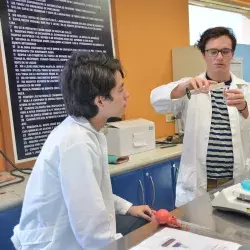 Alumnos del tópico de Jurassic Lab experimentando en el laboratorio.