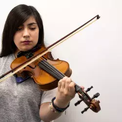 Marcela con su violín de madera