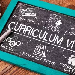 Pizarra con las palabras "CURRICULUM VITAE" escritas,