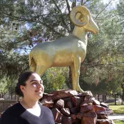 Katia García posando frente al Borrego