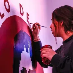 Alumna del Tec, realizando murales en Jalpa de Cánovas