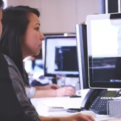 Maestra en clase de programación