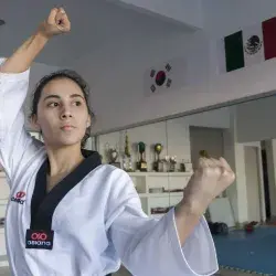 Estefany Ureta practicando taekwondo en la academia donde entrena