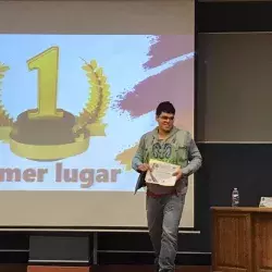 Gabriel Cueto recibiendo premio de primer lugar. 