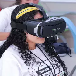 Alumnos utilizando las gafas de realidad virtual en clase. 